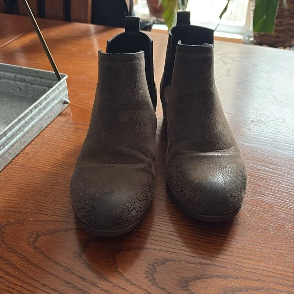 Pierre Dumas size 9 boot, a light and dark brown color, depending on light